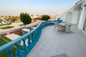 a patio with a table and chairs on a balcony at درة العروس فيلا الأحلام d in Jeddah