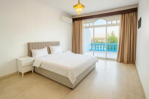 a bedroom with a bed and a large window at درة العروس فيلا الأحلام d in Jeddah +25 photos