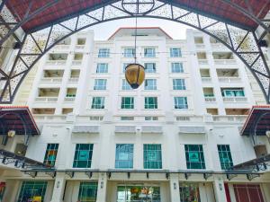 un grand bâtiment blanc avec un ballon de basket accroché dessus dans l'établissement Straits Quay By The Marina 1BR Family Suite, à Tanjong Tokong