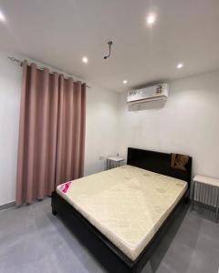 a bedroom with a large bed in a room at Hajir Garden House in Muşayna‘ah