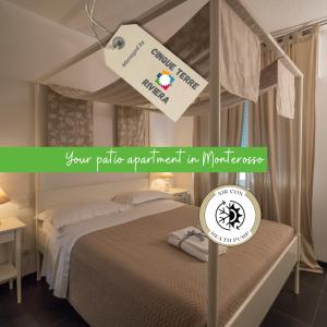 モンテロッソ・アル・マーレにあるSciacchetrà Ground Floor Apartment with ACのベッド1台(上に看板付)が備わる客室です。