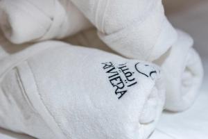 Una toalla blanca con las palabras feliz año nuevo escrito en ella en The Khorfakkan Suite by Riviera, en Khor Fakkan