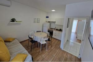 Η κουζίνα ή μικρή κουζίνα στο 2 Bed Apartmani Sleeps 6 - Free Parking +12 φωτογραφίες