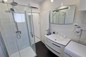 Ένα μπάνιο στο 2 Bed Apartmani Sleeps 6 - Free Parking