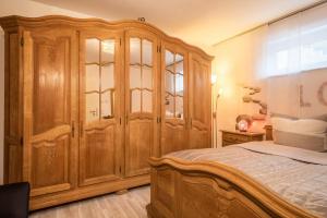 a bedroom with a wooden wardrobe and a bed at Apartment für Zwei in Meersburg