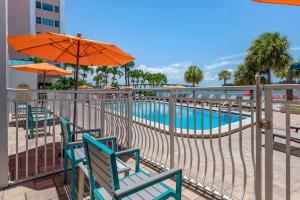 Πισίνα στο ή κοντά στο Dolphin Sands Clearwater Beach, an Ascend Collection Hotel