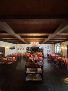 een eetkamer met tafels en stoelen en een kroonluchter bij Hotel Del Viale in Courmayeur +12 foto's