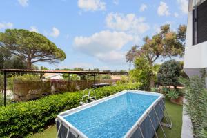 une piscine dans la cour d'une maison dans l'établissement Villa Matteo, à Porto Columbu - Perdʼe Sali