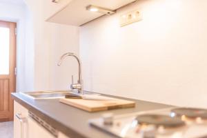 モングエルフォにあるLettnerhof Bnb Wohnung 2のシンクとカウンタートップのあるキッチン +13枚の写真