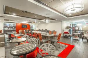 a restaurant with tables and chairs in a room at Inn at the Peachtrees, an Ascend Collection Hotel in Atlanta