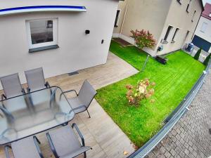 an overhead view of a table and chairs and a yard at Ferienwohnung mit Garten und Parkplatz mitten in Neumarkt in Neumarkt in der Oberpfalz