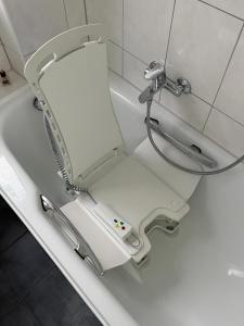 a white toilet in a bathroom with a faucet at Ferienwohnung mit Garten und Parkplatz mitten in Neumarkt in Neumarkt in der Oberpfalz +13 photos