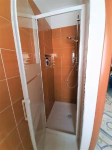 ポッツオーリにあるCasa Isabeaの浴室のガラス扉付きシャワー