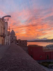ポッツオーリにあるCasa Isabeaの建物のある街の夕日を望む