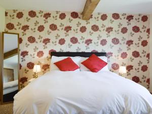 EvenjobbにあるUpper Close - Uk10873のベッドルーム(白いベッド、赤い枕付)