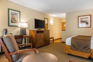 Una habitación de hotel con una cama y un televisor de pantalla plana. en The Black Swan Lee - Lenox, an Ascend Collection Hotel, en Lee