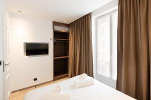 Ένα ή περισσότερα κρεβάτια σε δωμάτιο στο Les Suites Tour Eiffel +51 φωτογραφίες