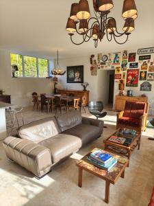 Saint-Martin-de-la-MerにあるLa maison du lacのソファとテーブルのあるリビングルーム