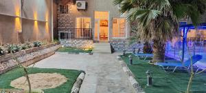 Сад в فلة و شاليه واسع بمسبح وثلاث غرف نوم ومجلس شعبي ومجلس مناسبات