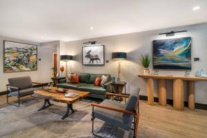 un salon avec un canapé et une table dans l'établissement Maine Evergreen Hotel, an Ascend Collection Hotel, à Augusta