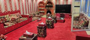 Зона вітальні в فلة و شاليه واسع بمسبح وثلاث غرف نوم ومجلس شعبي ومجلس مناسبات