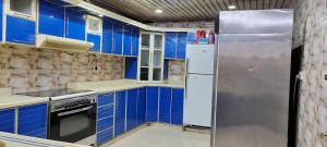 Кухня або міні-кухня у فلة و شاليه واسع بمسبح وثلاث غرف نوم ومجلس شعبي ومجلس مناسبات