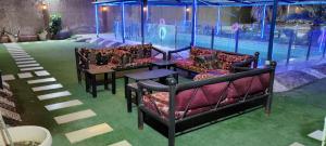 Зона вітальні в فلة و شاليه واسع بمسبح وثلاث غرف نوم ومجلس شعبي ومجلس مناسبات