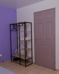 カイエンヌにあるAppartement Montabo Zen T2 - Jacuzzi - Jardin - Terasse - Wifi - Clim - Zac hibiscusの戸棚付きの部屋