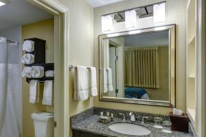 ケネバンクにあるPort Inn & Suites Kennebunk, an Ascend Collection Hotelの洗面台と鏡のあるバスルーム +25枚の写真