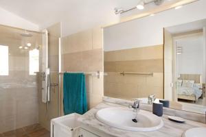 une salle de bain avec un lavabo et un miroir dans l'établissement Casa el Quijote, à San Bartolomé 19 autres photos