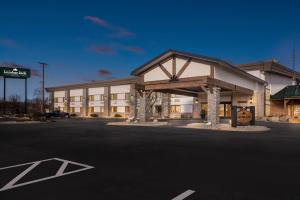 een hotel voor een gebouw met een parkeerplaats bij Lumber Jack Lodge, an Ascend Collection Hotel in West Branch