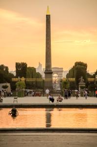 Vic-sur-AisneにあるArrondissement of Soissonsの街のオベリスクと背景に記念碑