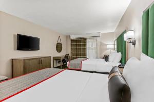 een hotelkamer met twee bedden en een flatscreen-tv bij Lumber Jack Lodge, an Ascend Collection Hotel in West Branch