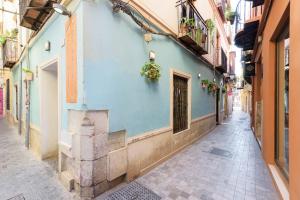 une ruelle dans une ville avec un bâtiment bleu dans l'établissement Loft de un arquitecto, à Malaga
