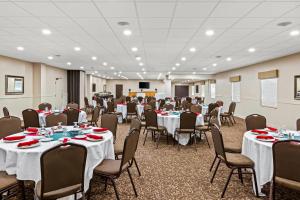 een vergaderzaal met tafels en stoelen en een podium bij Lumber Jack Lodge, an Ascend Collection Hotel in West Branch +47 foto's