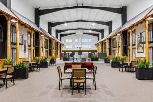 een grote kamer met tafels en stoelen in een gebouw bij Lumber Jack Lodge, an Ascend Collection Hotel in West Branch