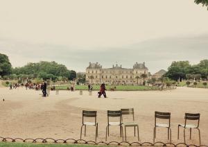 Vic-sur-AisneにあるArrondissement of Soissonsの建物前に座椅子