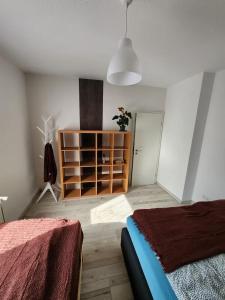 Un dormitorio con una cama y una estantería. en Signature Living, en Burghaun 4 fotos más