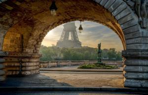 Vic-sur-AisneにあるArrondissement of Soissonsのアーチ道から見えるエッフェル塔の眺め +28枚の写真