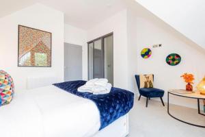 Postel nebo postele na pokoji v ubytování Gorgeous 1-Bedroom Acton Flat with Two Balconies at Acton, Sleeps 4