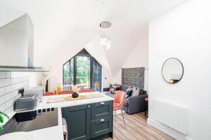 Kuchyň nebo kuchyňský kout v ubytování Gorgeous 1-Bedroom Acton Flat with Two Balconies at Acton, Sleeps 4