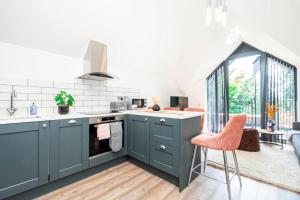 Kuchyň nebo kuchyňský kout v ubytování Gorgeous 1-Bedroom Acton Flat with Two Balconies at Acton, Sleeps 4 + 4 fotografie