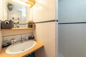 ル・バルカレスにあるMaison Marina au Bacarèsの洗面台とシャワー付きのバスルーム +17枚の写真