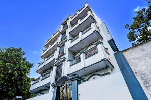 瓦拉纳西Hotel O R B Palace的前面有标志的白色建筑 更多33张照片