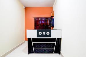 瓦拉纳西Hotel O R B Palace的一个空房间，柜台上放着一个“oo”的标志。