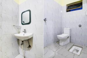 瓦拉纳西Hotel O R B Palace的带水槽和马桶的白色浴室