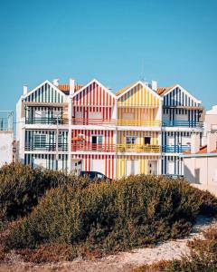 トレイラにあるTorreira Beach Apartmentのビーチに並ぶ色とりどりの屋根の家々