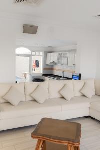 ジッダにあるفيلا الاحلام aの白いソファとテーブルのあるリビングルーム +17枚の写真