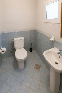 ジッダにあるفيلا الاحلام aのトイレと洗面台付きのバスルーム