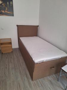 a small bedroom with a bed and a table at Radlerrast in Weißenfels